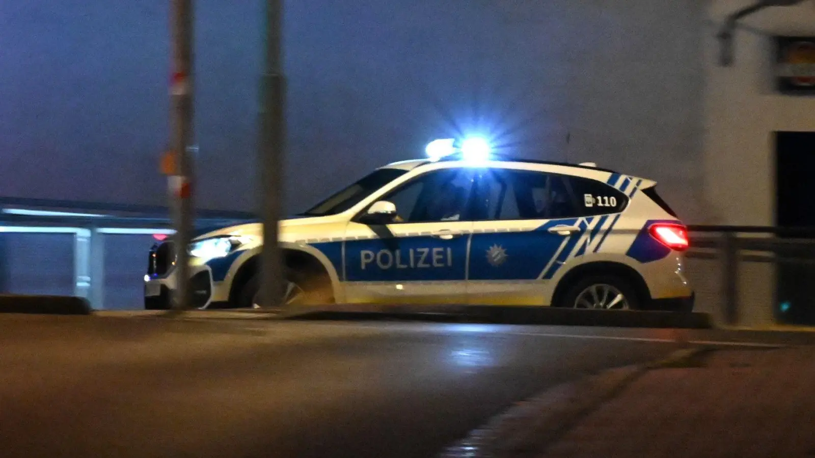 Eine 60-Jährige ist bei Elpersdorf am Freitag beinahe in ein Polizeiauto geprallt. (Symbolbild: Manfred Blendinger)