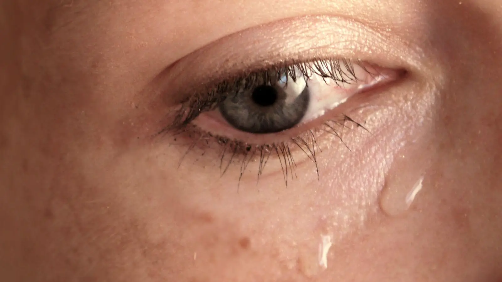 Wer weint ehrlich oder wer lässt Krokodilstränen strategisch fließen - eine Studie hat sich damit beschäftigt. (Symbolbild) (Foto: picture alliance / dpa)