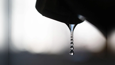 Fortan sollen Bürgerinnen und Bürger in sechs Stadtteilen in Lohr am Main sparsam mit Trinkwasser umgehen. (Symbolbild) (Foto: Marijan Murat/dpa)