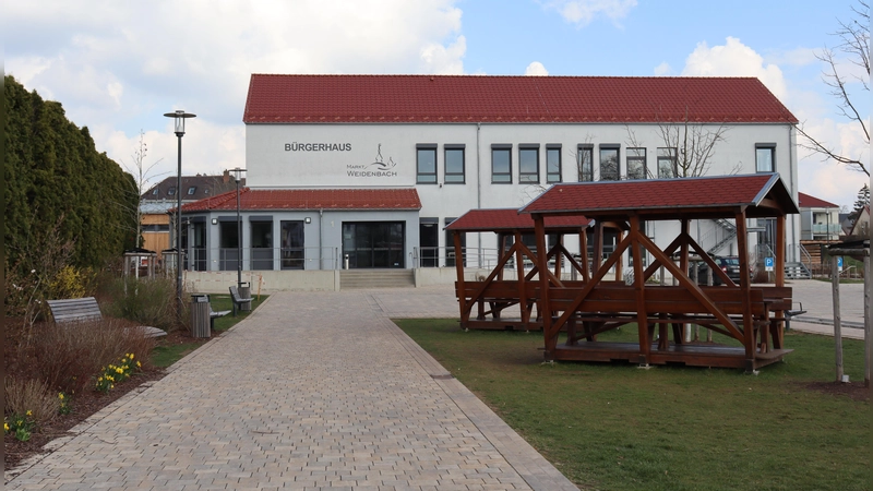 Das Bürgerhaus in Weidenbach ist zu einem beliebten Treffpunkt geworden. Für ihre gelungene Dorferneuerung erhielt die Gemeinde jetzt einen Staatspreis.  (Foto: Antonia Müller)