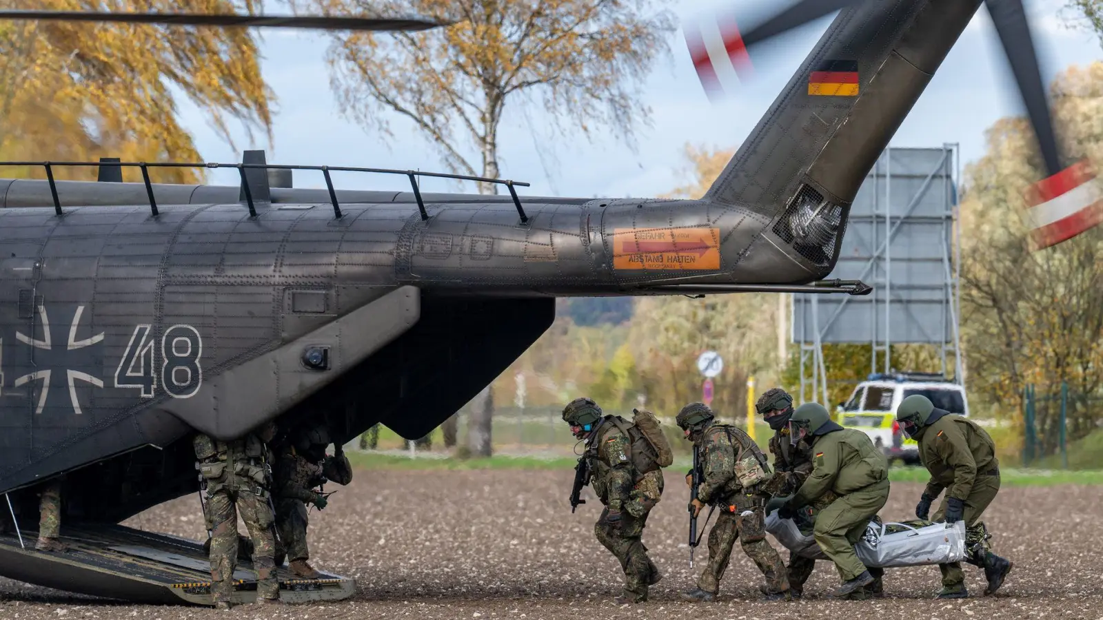 Bei einer Bundeswehr-Übung bringen Soldaten einen von einem Soldaten gespielten Verletzten zu einem Hubschrauber. (Foto: Armin Weigel/dpa)