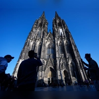 Die Besichtigung des Kölner Doms kostet ab Juli Eintritt. Damit sollen die gestiegenen Kosten für Pflege, Schutz und den laufenden Betrieb gedeckt werden, heißt es. (Foto: Henning Kaiser/dpa/dpa-tmn)