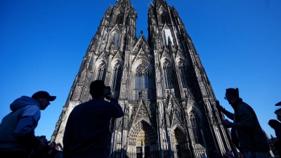Die Besichtigung des Kölner Doms kostet ab Juli Eintritt. Damit sollen die gestiegenen Kosten für Pflege, Schutz und den laufenden Betrieb gedeckt werden, heißt es. (Foto: Henning Kaiser/dpa/dpa-tmn)