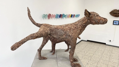 Andrea Legde überzeugte die Jury des Kunstpreises 2021 mit zwei Skulpturen, einem überdimensionalen Mund und zwei Hunden. Deren Oberflächen sind aus rauen Rindenstücken gearbeitet. (Archivfoto: Lara Hausleitner)