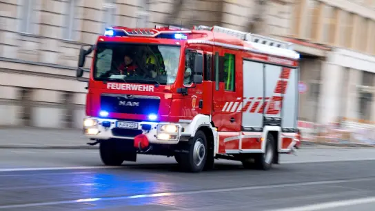 Ein Feuerwehrfahrzeug ist mit Blaulicht auf Einsatzfahrt. (Foto: Monika Skolimowska/dpa-Zentralbild/ZB/Symbolbild)