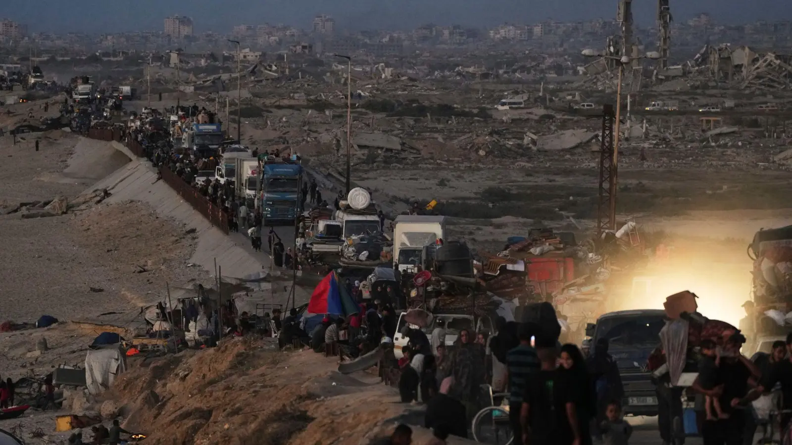 Israels Armee hat die Bewohner der Stadt Gaza zur Flucht aufgerufen.  (Foto: Abdel Kareem Hana/AP/dpa)