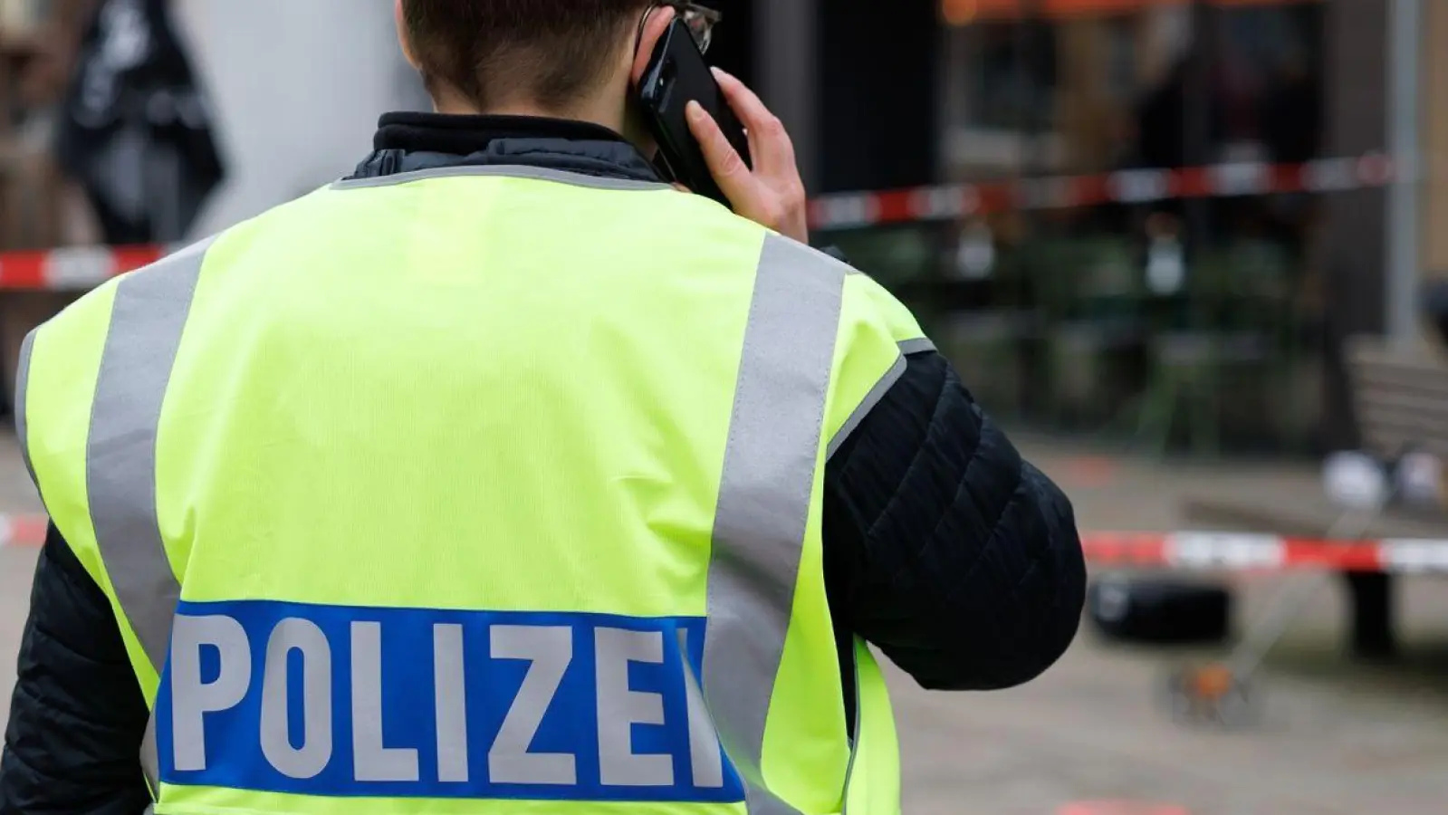 In Bielefeld fahndet die Polizei mit Namen und Fotos nach zwei mutmaßlichen Schützen. (Foto: Friso Gentsch/dpa)