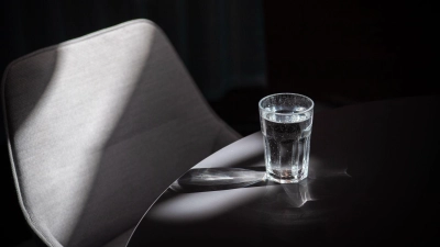 Mineralwasser am Arbeitsplatz? Darauf gibt keinen gesetzlichen Anspruch.  (Foto: Zacharie Scheurer/dpa-tmn)