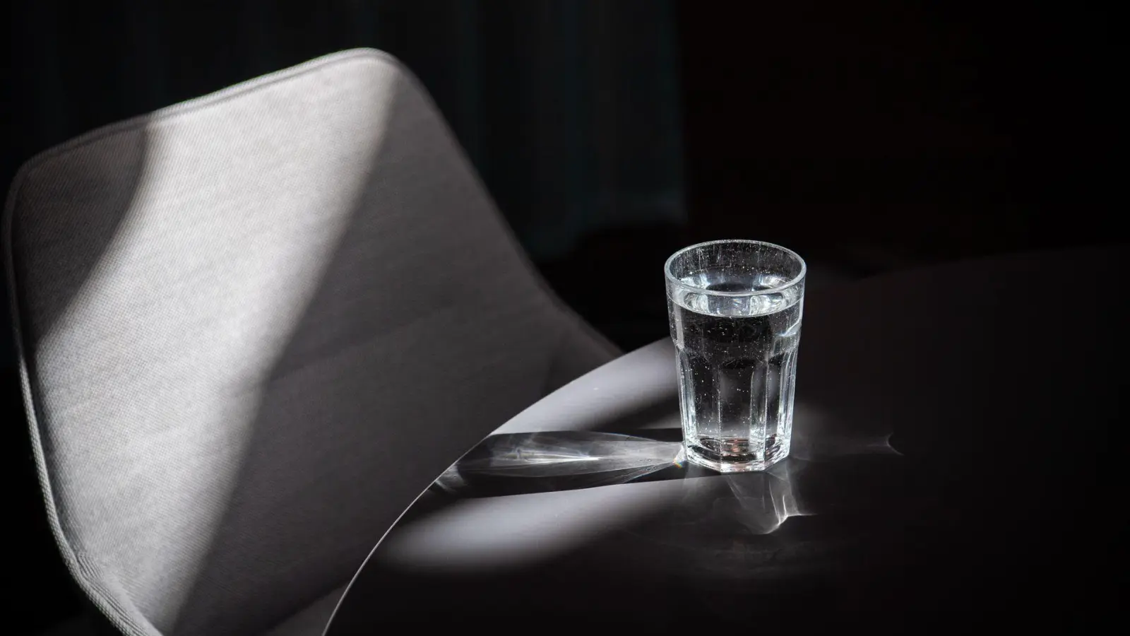 Mineralwasser am Arbeitsplatz? Darauf gibt keinen gesetzlichen Anspruch.  (Foto: Zacharie Scheurer/dpa-tmn)