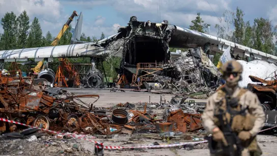 Die zerstörten Überreste einer Antonow An-225 liegen auf einem Flugplatz in Hostomel. (Foto: Christophe Gateau/dpa)