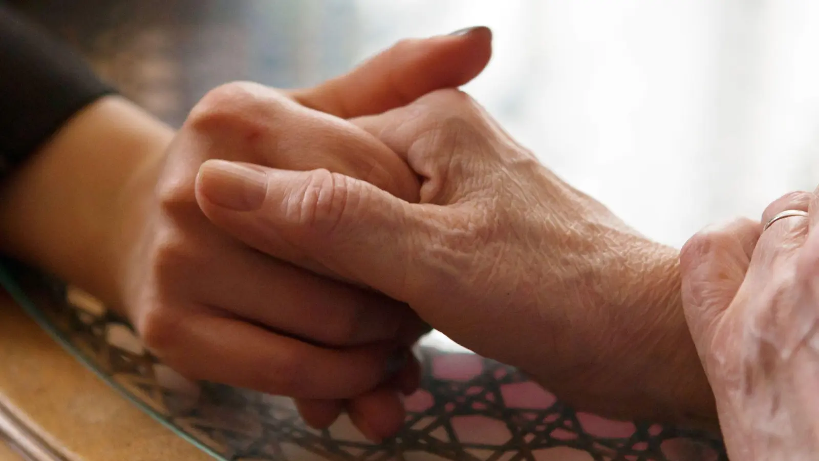 Eine 59-Jährige verlor erst ihren Mann, dann den Boden unter den Füßen. Nun fehlt ihr sogar das Geld für einen Kleiderschrank. (Symbolbild: Silvia Marks/dpa-tmn)