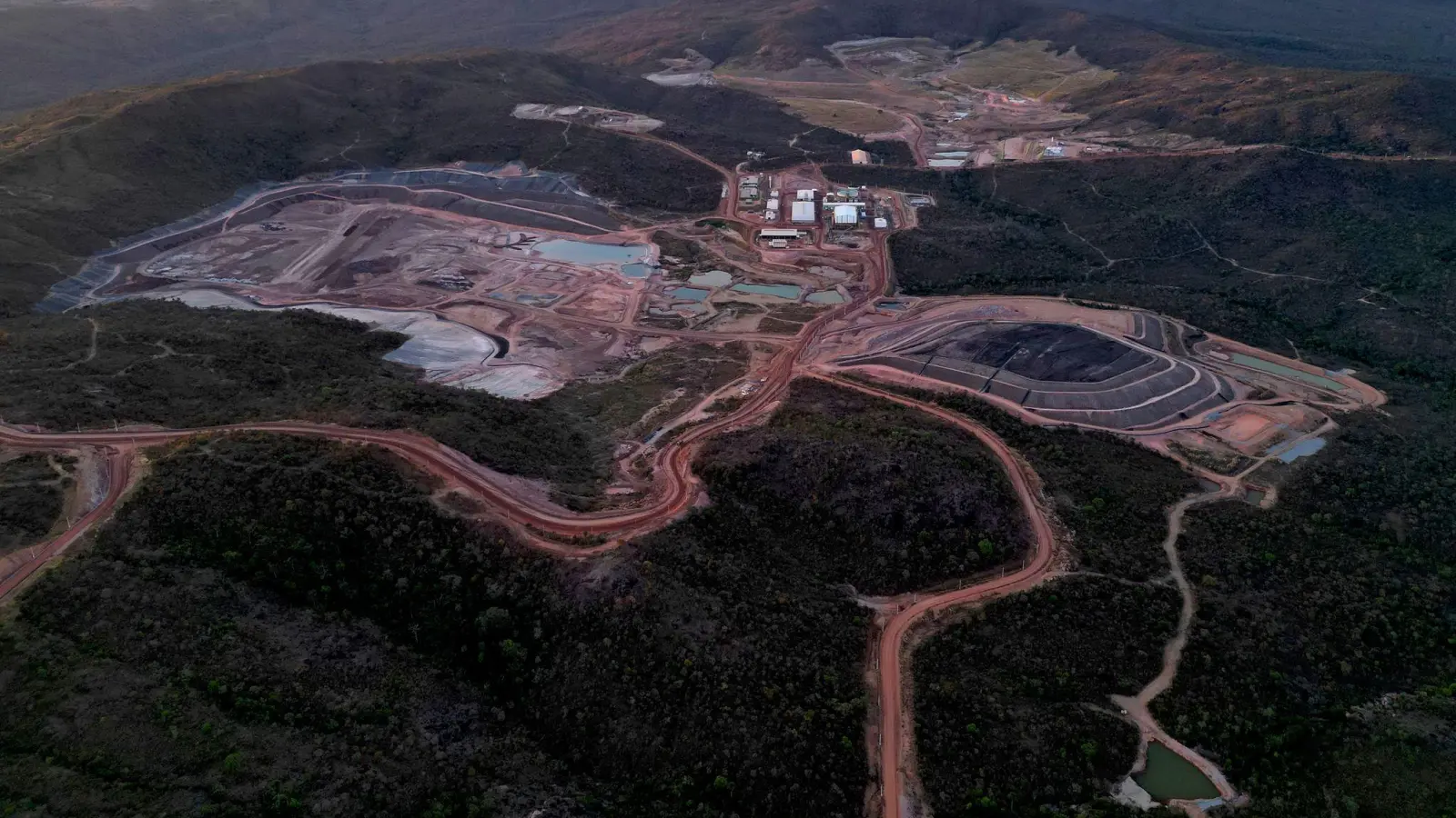 In dieser Mine in Brasilien werden seltene Erden gefördert. Weltweit liegt ein Großteil der Produktion allerdings in chinesischer Hand. (Archiv) (Foto: Eraldo Peres/AP/dpa)
