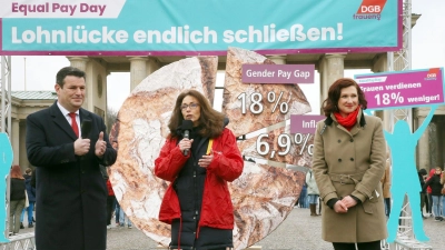 Die DGB-Vorsitzende Yasmin Fahimi (M) gibt am Vortag des Internationalen Frauentages ein Statement zum Equal Pay Day vor dem Brandenburger Tor ab. Neben ihr: Bundesarbeitsminister Hubertus Heil. (Foto: Wolfgang Kumm/dpa)