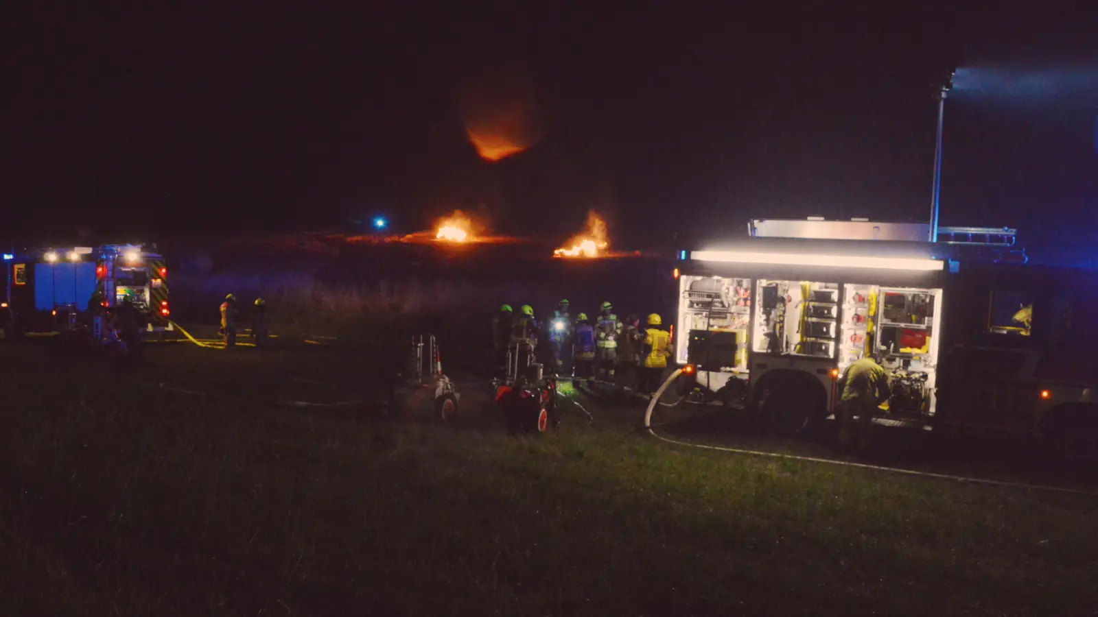 Vor allem die Flammen der brennenden Strohballen loderten immer wieder auf. (Foto: Johannes Zimmermann)