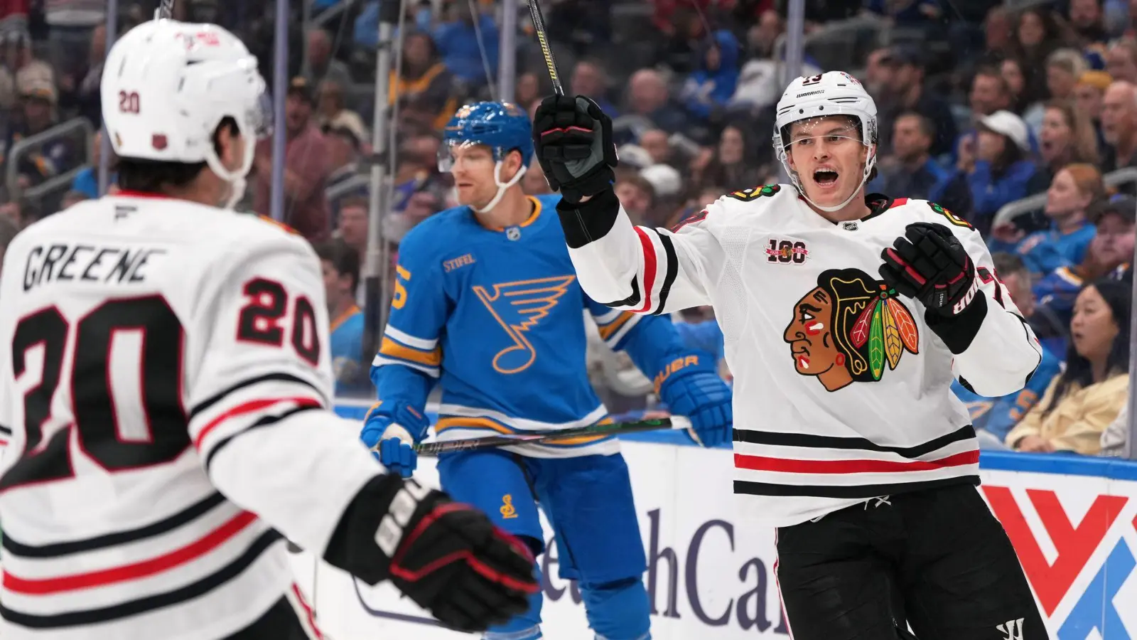 Lukas Reichel (r) erzielte erstmals zwei Tore in einem NHL-Spiel. (Foto: Jeff Roberson/AP/dpa)