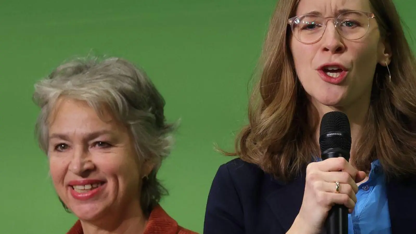Die Grünen-Landesvorsitzenden Gisela Sengl (l) und Eva Lettenbauer (r) im vergangenen Dezember. Beide wollen im Oktober noch einmal kandieren. (Archivbild) (Foto: Karl-Josef Hildenbrand/dpa)