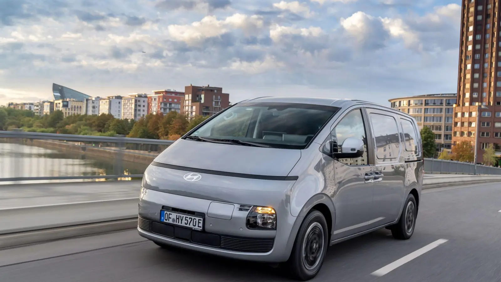Jetzt auch elektrisch: Hyundai bietet den Staria mit Elektroantrieb ab 57.450 Euro an. (Foto: Hyundai/dpa-tmn)