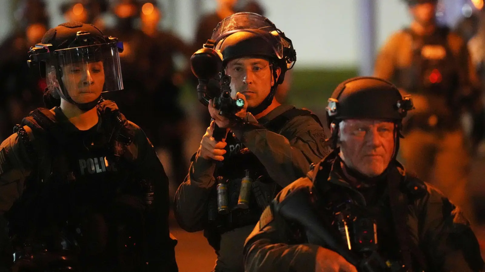 Die Vorgangsweise der US-Einwanderungsbehörde ICE hat in der Vergangenheit wiederholt zu Kritik geführt. (Archivbild) (Foto: Adam Gray/AP/dpa)