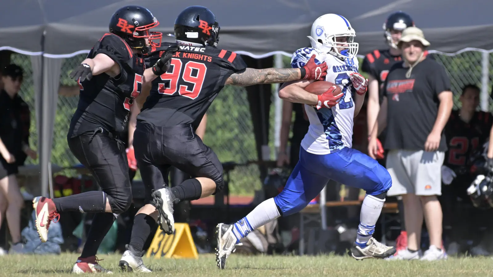 Auf und davon: Der Ansbacher Jeremy Jäger (rechts) enteilt den Landshutern. (Foto: Martin Rügner)