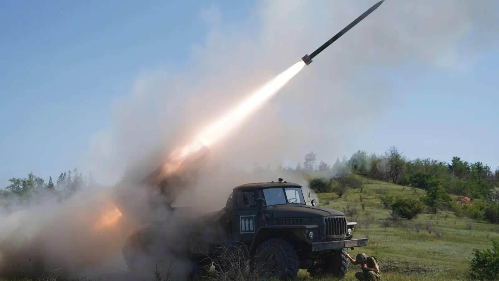 An der Front steht die Ukraine weiter stark unter Druck  (Foto: Andrii Marienko/AP/dpa)