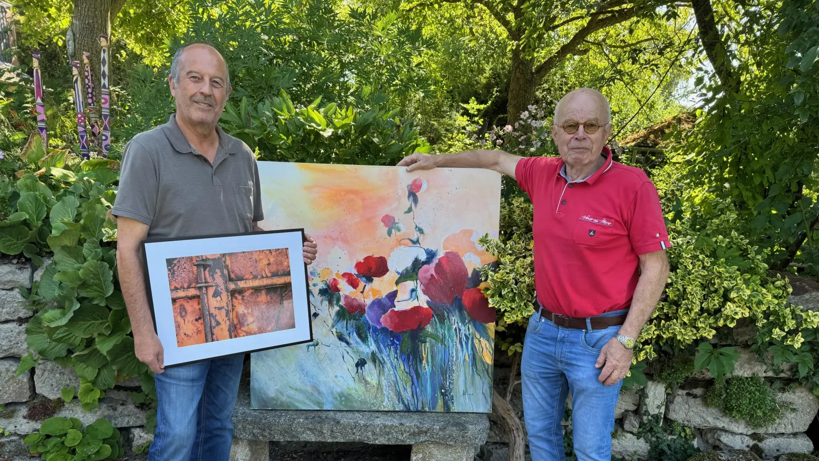 Der Fotograf Ulrich Forkel (links) und der Maler Ekkehardt Hofmann bereiten ihre gemeinsame Ausstellung vor. Sie ist ab Freitagabend im Ansbacher Hofgarten zu sehen. (Foto: Lara Hausleitner)