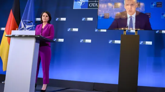 Der per Video zugeschaltete Nato-Generalsekretär Jens Stoltenberg äußert sich zusammen mit Annalena Baerbock (Bündnis 90/Die Grünen) bei einer Pressekonferenz am Ende des Treffens der Nato-Außenminister in Berlin. (Foto: Bernd von Jutrczenka/dpa)