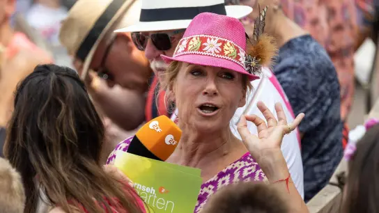 Moderatorin Andrea Kiewel während der Live-Sendung „ZDF-Fernsehgarten“ unter dem Partymotto „Mallorca vs. Oktoberfest“. (Foto: Hannes P. Albert/dpa)
