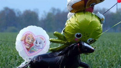 Ballons und Süßigkeiten stehen auf einem Feld bei Bremervörde. Von einem vermissten sechs Jahre alten Jungen aus dem niedersächsischen Bremervörde fehlt noch immer jede Spur. (Foto: Markus Hibbeler/dpa)