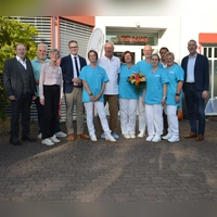 Zusammen mit Landrat Dr. Christian von Dobschütz (Vierter von links), Ipsheims Bürgermeister Stefan Schmidt (rechts), dem ehemaligen Landtagsabgeordneten Hans Herold (links), dem neuen Besitzer der Praxis, Dr. Norbert Schöll (Sechster von links) sowie dem Team der Arzthelferinnen feierte das Ehepaar Deichhardt die Praxisübergabe.  (Foto: Patrick Lauer)