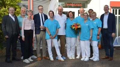 Zusammen mit Landrat Dr. Christian von Dobschütz (Vierter von links), Ipsheims Bürgermeister Stefan Schmidt (rechts), dem ehemaligen Landtagsabgeordneten Hans Herold (links), dem neuen Besitzer der Praxis, Dr.Norbert Schöll (Sechster von links) sowie dem Team der Arzthelferinnen feierte das Ehepaar Deichhardt die Praxisübergabe.  (Foto: Patrick Lauer)