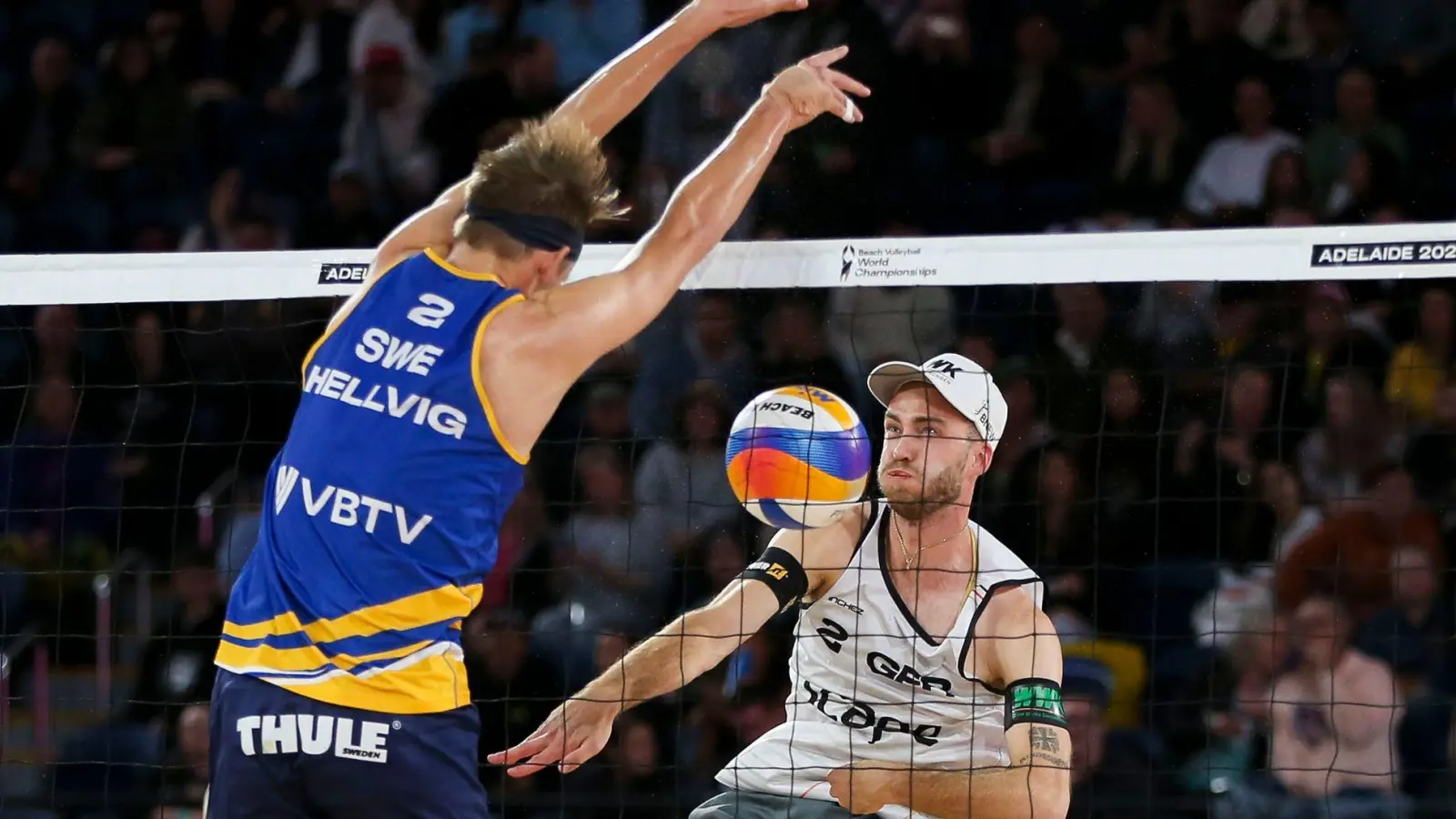 Der Schwede Jonatan Hellvig blockt Clemens Wickler (r) im WM-Halbfinale. (Foto: Matt Turner/AAP/dpa)