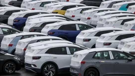 Neuwagen stehen auf einem Parkplatz im Zwickauer Volkswagen-Werk. Neuwagen bleiben auf dem deutschen Markt vorläufig knapp und teuer. (Foto: Jan Woitas/dpa-Zentralbild/dpa)