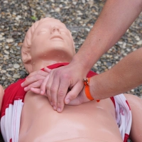 Mit der Herzdruckmassage kann bei einem Herz-Kreislauf-Stillstand das Leben der Betroffenen gerettet werden. (Symbolbild) (Foto: Soeren Stache/dpa)