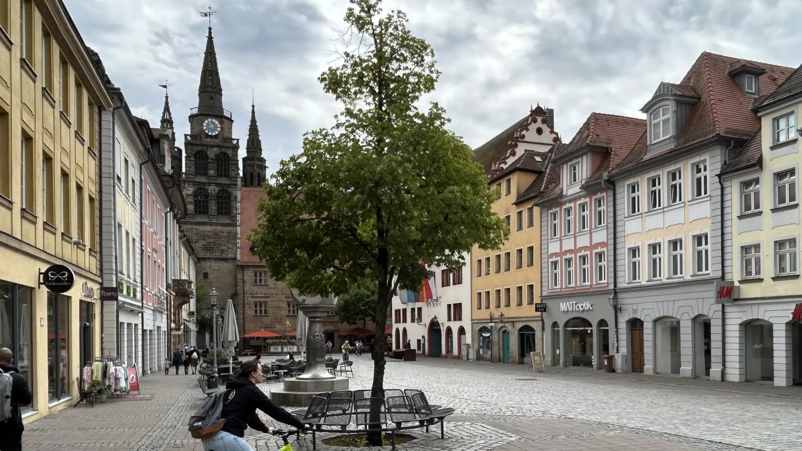 Bislang finden sich auf dem gesamten Areal des Martin-Luther-Platzes lediglich zwei Bäume, die an sonnigen Tagen Schatten spenden. Das will die BAP ändern.  (Foto: Florian Pöhlmann)
