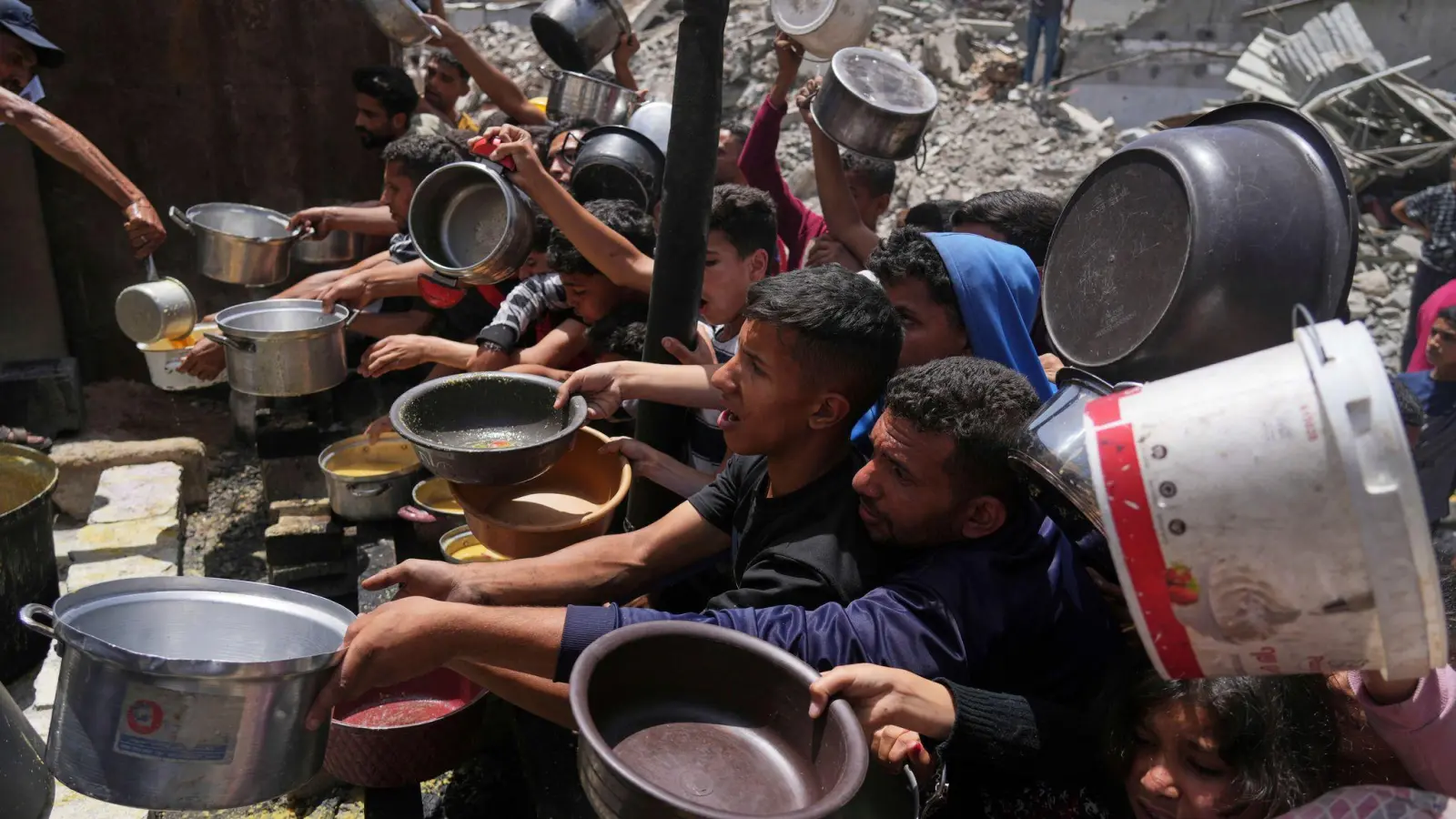 Palästinenser stehen für Lebensmittel im nördlichen Gazastreifen an. (Archivbild) (Foto: Jehad Alshrafi/AP/dpa)