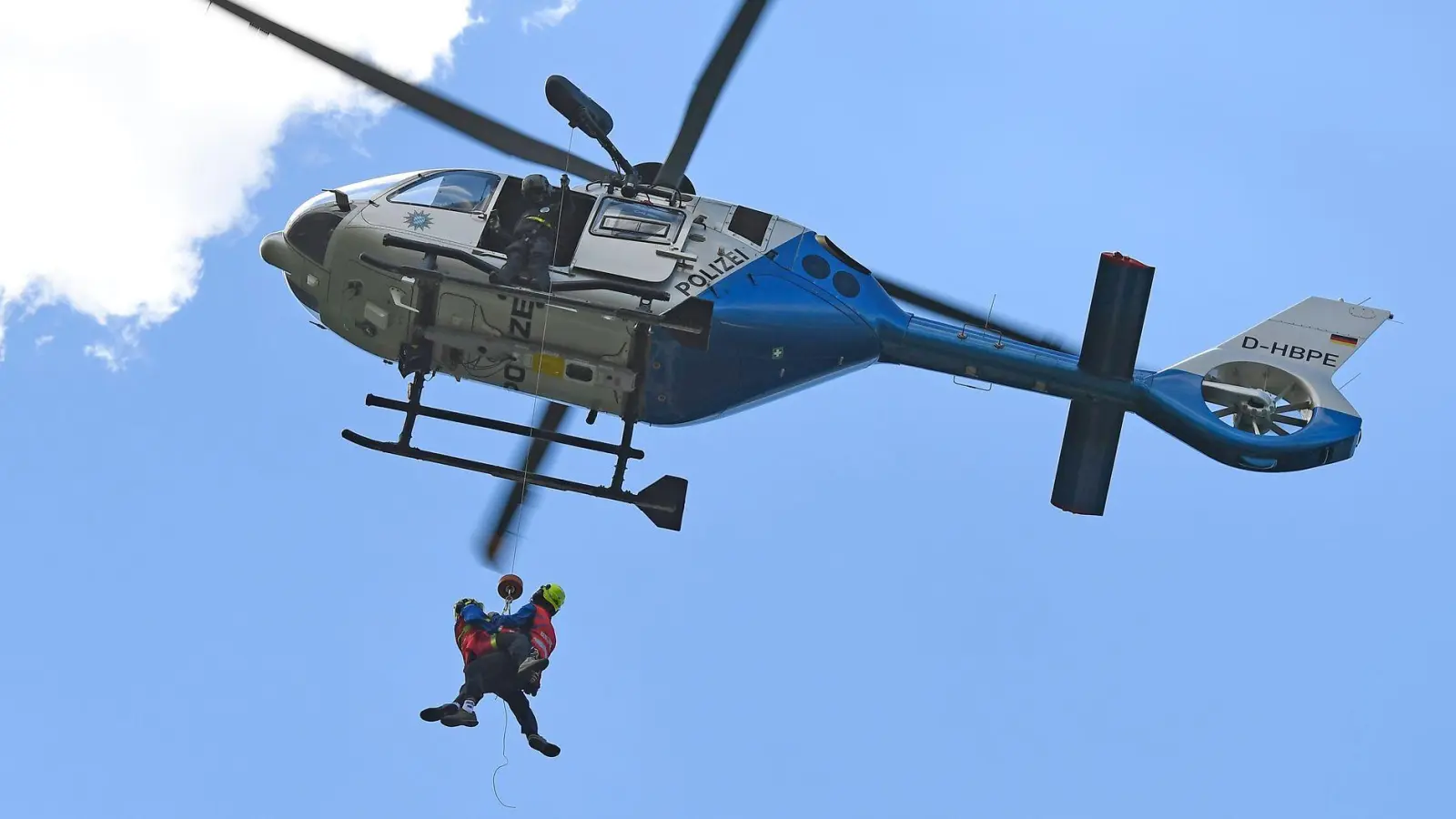 Nach einem Felssturz mussten 20 Wanderer in Oberbayern mit einem Hubschrauber aus den Bergen gerettet werden. (Symbolbild)  (Foto: Uwe Lein/dpa)