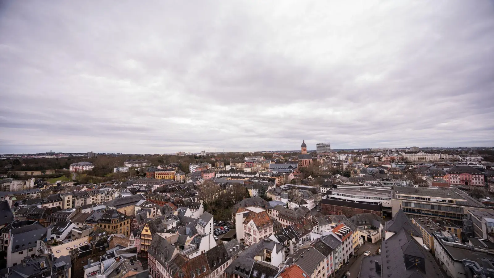 Blick vom Dom auf Mainz - laut dem IW-Consult-Städteranking die dynamischste deutsche Großstadt. (Foto: Andreas Arnold/dpa)