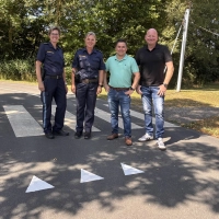 Die beiden Verkehrserzierinnen Susanne Hack und Manuela Mühlbauer bedankten sich bei Stadtrat und Schulbeauftragtem Martin Hufnagel und Ortssprecher und Stadtrat Sven Summ für die schnelle Umsetzung der Haifischzähne am Diebacher Verkehrsübungsplatz.  (Foto: Nicole Gunkel)