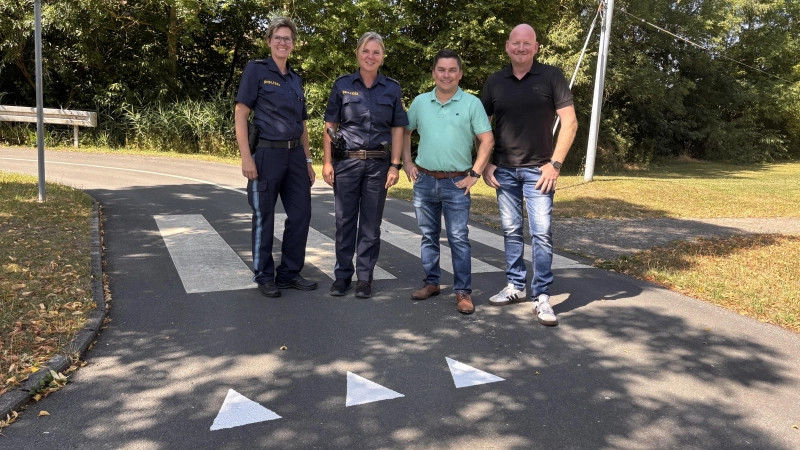 Die beiden Verkehrserzierinnen Susanne Hack und Manuela Mühlbauer bedankten sich bei Stadtrat und Schulbeauftragtem Martin Hufnagel und Ortssprecher und Stadtrat Sven Summ für die schnelle Umsetzung der Haifischzähne am Diebacher Verkehrsübungsplatz.  (Foto: Nicole Gunkel)