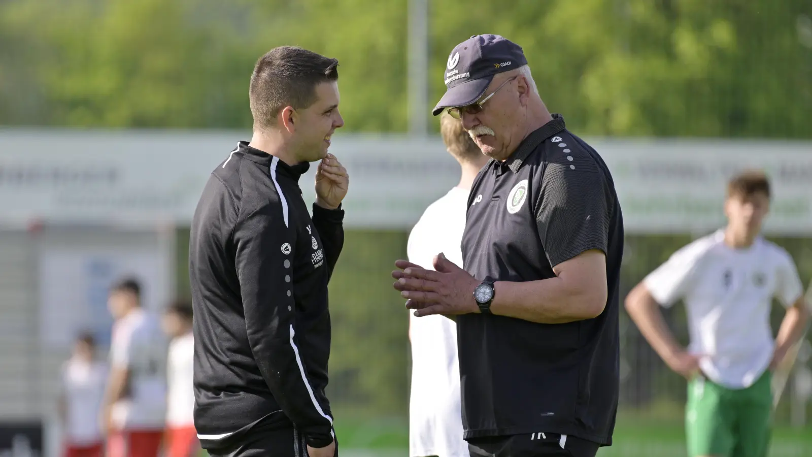 Das SpVgg-Trainerduo Jonas Langer (links) und Karl-Heinz Knetsch musste umstellen. (Foto: Martin Rügner)