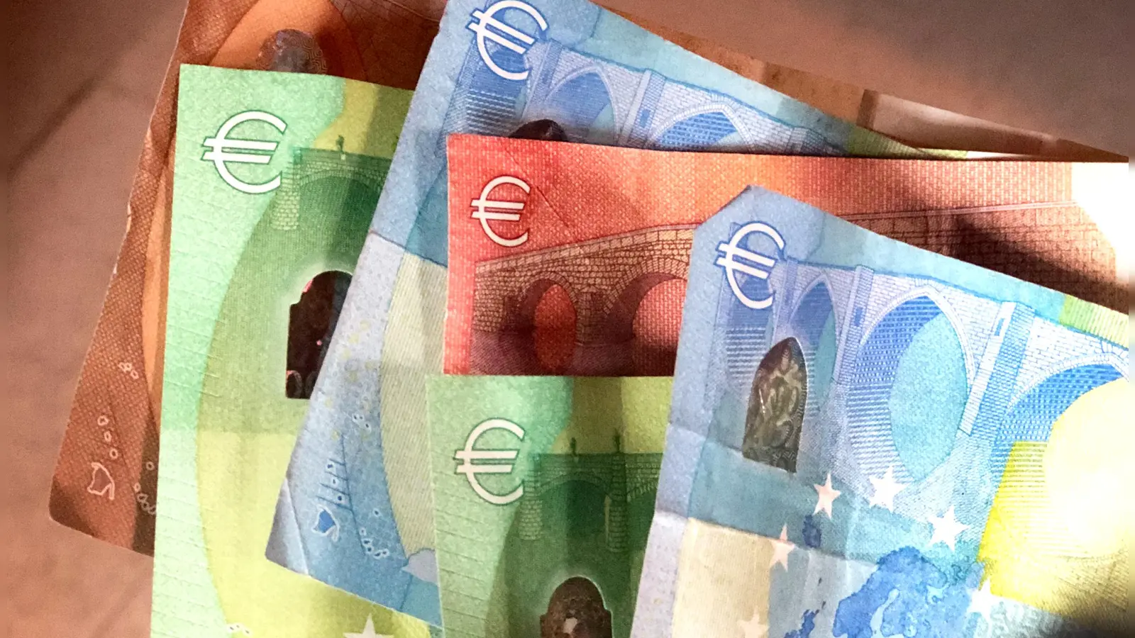 Drastisch eingebrochene Gewerbesteuer-Einnahmen und eine geplatzte Fördergeld-Zusage in Millionenhöhe zwingen die Stadt Leutershausen zu einer Haushaltssperre. (Symbolbild: Thomas Schaller)