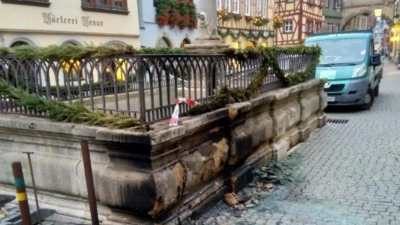 Am Röderbrunnen entstand durch das Feuer erheblicher Reparaturaufwand. Das Rathaus schätzt den Sachschaden auf 60 000 Euro. (Foto: Andreas Hauf)