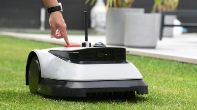 Leistung, Sicherheit, Installation: Die individuellen Bedürfnisse spielen eine entscheidende Rolle bei der Wahl des passenden Mähroboters.  (Foto: Conny Kurz/Tüv Süd/dpa-tmn)