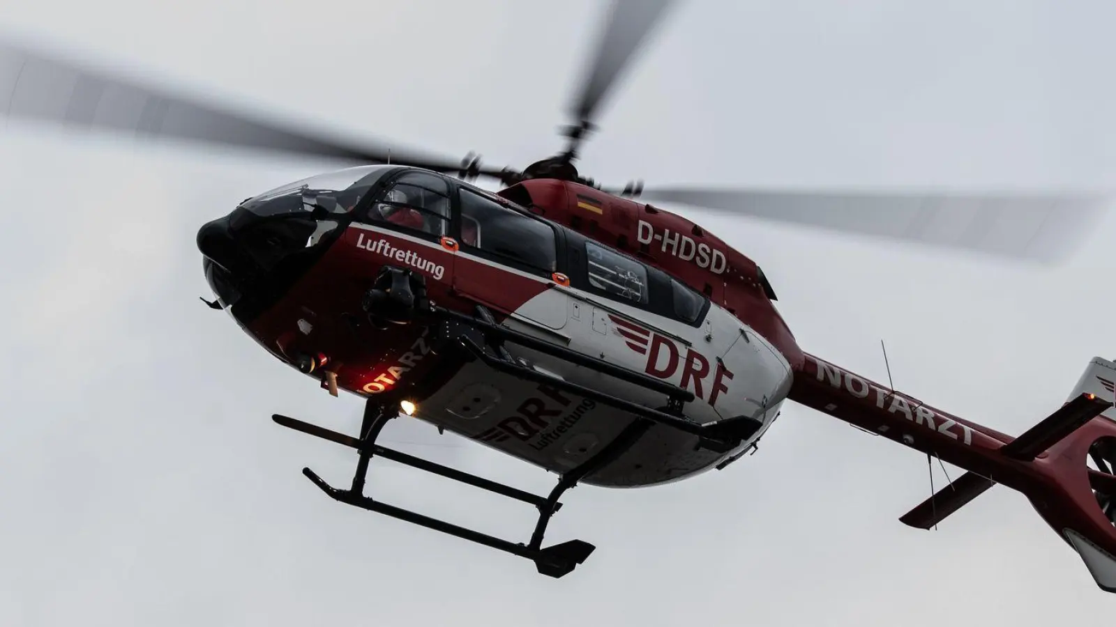 Ein Rettungshubschrauber rückte aus. (Symbolbild) (Foto: Paul Zinken/dpa-Zentralbild/dpa)
