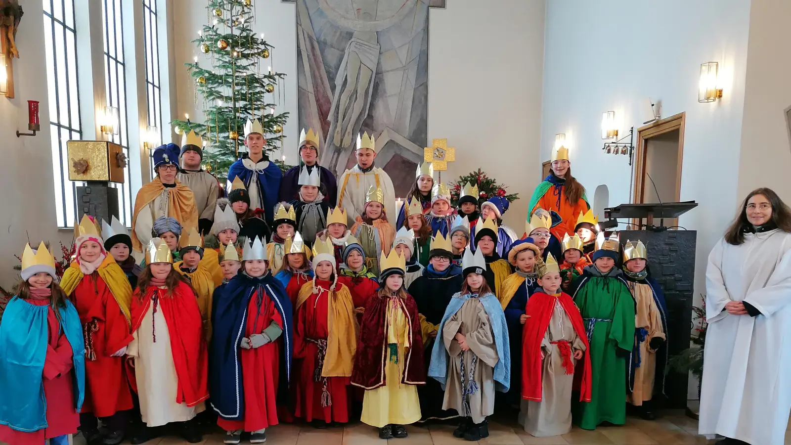 42 Sternsingerinnen und Sternsinger in zwölf Gruppen waren in Emskirchen unterwegs. (Foto: Elmar Mause)
