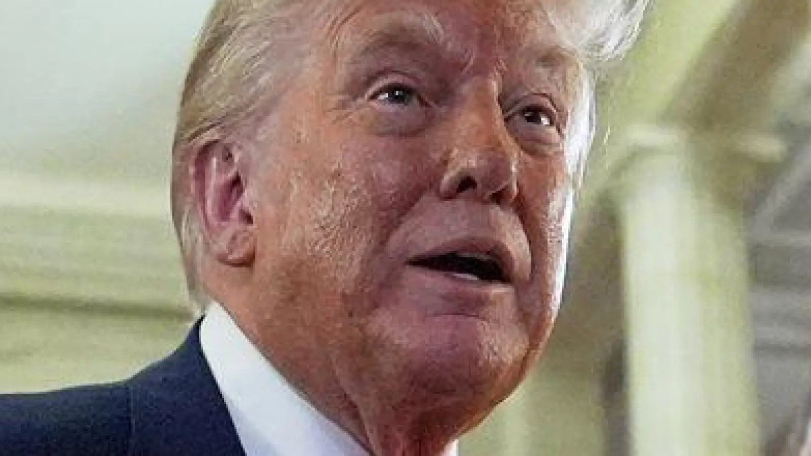 US-Präsident Donald Trump (M) sorgt bei Zentralbank-Chef Jerome Powell (r) für Kopfschütteln. (Archivbild) (Foto: Julia Demaree Nikhinson/AP/dpa)