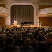Rund 250 Menschen verfolgten Eckart Böhmers Vortrag im Ansbacher Onoldiasaal. Die Abschlussveranstaltung der Kaspar-Hauser-Festspiele war ausverkauft.  (Foto: René Chlopotowski)