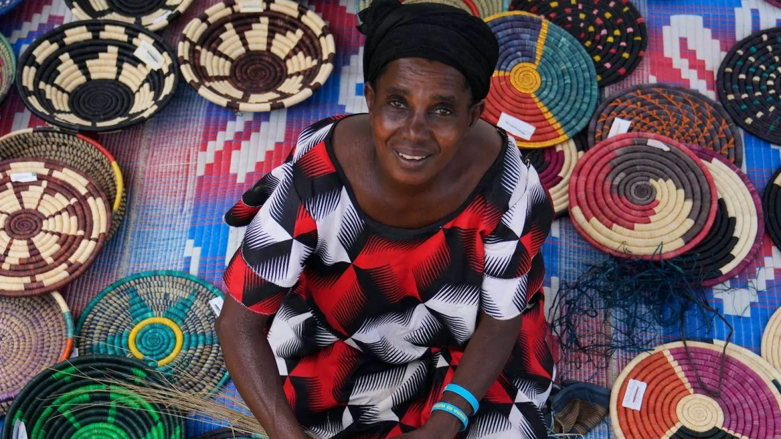 Anasitasia Nyirabashyitsi, 54, vor ihrem Haus im Versöhnungsdorf Mybo in Nyamata, wo kreative Projekte die Gemeinschaft stärken. Im April 1994 begann in Ruanda der Genozid an der Volksgruppe der Tutsi. (Foto: Brian Inganga/AP/dpa)