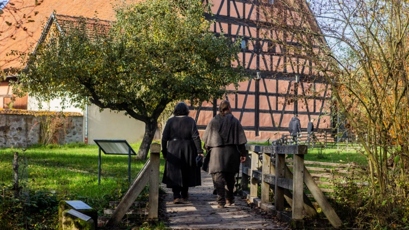 Bei den Dreharbeiten zu dem Hollywood-Blockbuster „The Uprising” ging es ziemlich versteckt zu. Hier sind Komparsen im November im Fränkischen Freilandmuseum zu sehen. (Archivbild: Evi Lemberger)