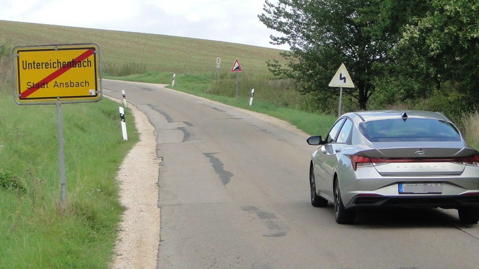 Ab 23. September ist die schmale Straße von Untereichenbach nach Katterbach gesperrt. Bis die Sanierung beginnen wird, dauert es zwei Jahre. (Foto: Winfried Vennemann)